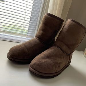 Ugg’s BIG KID SIZE 4 fits women’s 6